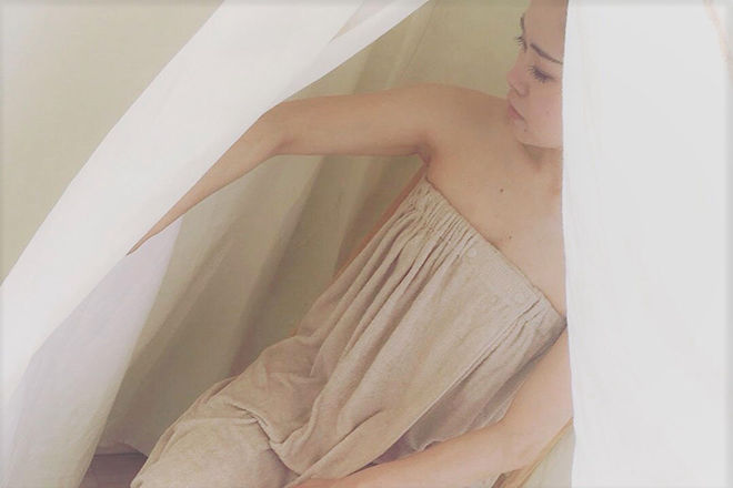 ハーブテント&足湯：ハーブの作用で発汗を促します。 シロヴィヤンガ：頭皮周辺のオイルトリートメントです。(デコルテ、お顔or両腕どちらかお選びいただけます) アヴィヤンガ：オイルトリートメントです。アーユルヴェーダに基づいて調合された、数百種のハーブオイルでケアしていきます。 シロダーラ：頭部に体温と同じぐらいの温度のオイルやミルクを垂らして、リラックスしていただく施術です。