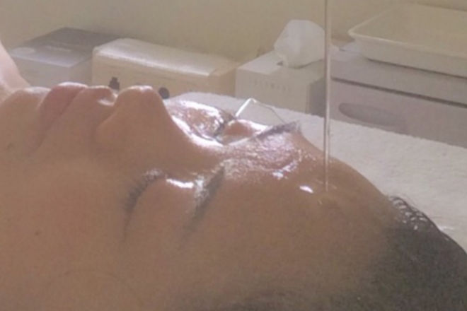 一定のリズムで落ちてくるオイルを額で受けていく、アーユルヴェーダの施術のひとつです。